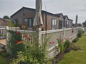Willow Tree Luxury Full Size Lodge 6 Miles From York With Private Hot-Tub and Garden